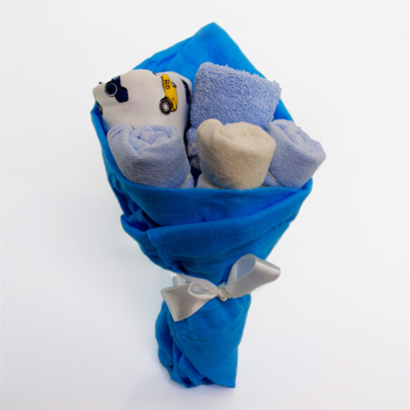 Μία μπλε σύνθεση σε σχήμα μπουκέτου, το οποίο αντί για λουλούδια, διαθέτει μωρουδιακά είδη, ενώ βρίσκεται τυλιγμένο σε πάνα αγκαλιάς.