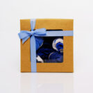 Τα Cupcakes Boxes είναι μια μπλε σύνθεση απο μωρουδιακά ρουχαλάκια τα οποία έχουν τοποθετηθεί με τέτοιο τρόπο ώστε να μοιάζουν με cupcakes.