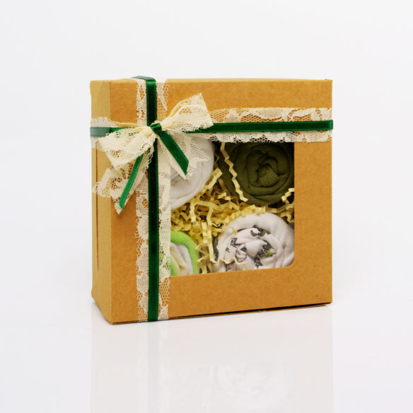 Τα Cupcakes Boxes είναι μια πράσινη σύνθεση απο μωρουδιακά ρουχαλάκια τα οποία έχουν τοποθετηθεί με τέτοιο τρόπο ώστε να μοιάζουν με cupcakes.