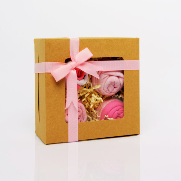 Τα Cupcakes Boxes είναι μια ροζ σύνθεση απο μωρουδιακά ρουχαλάκια τα οποία έχουν τοποθετηθεί με τέτοιο τρόπο ώστε να μοιάζουν με cupcakes.