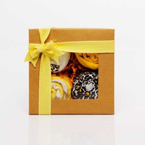Τα Cupcakes Boxes είναι μια κίτρινη σύνθεση απο μωρουδιακά ρουχαλάκια τα οποία έχουν τοποθετηθεί με τέτοιο τρόπο ώστε να μοιάζουν με cupcakes.