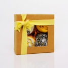 Τα Cupcakes Boxes είναι μια κίτρινη σύνθεση απο μωρουδιακά ρουχαλάκια τα οποία έχουν τοποθετηθεί με τέτοιο τρόπο ώστε να μοιάζουν με cupcakes.