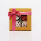 Τα Cupcakes Boxes είναι μια σκούρα ροζ σύνθεση απο μωρουδιακά ρουχαλάκια τα οποία έχουν τοποθετηθεί με τέτοιο τρόπο ώστε να μοιάζουν με cupcakes.