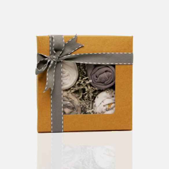 Τα Cupcakes Boxes είναι μια γκρι σύνθεση απο μωρουδιακά ρουχαλάκια τα οποία έχουν τοποθετηθεί με τέτοιο τρόπο ώστε να μοιάζουν με cupcakes.